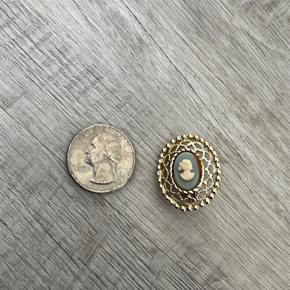SC Vintage cream and green Cameo young woman face clip-on earring pendant - Picture 6 of 7